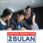 Program belajar bahasa Inggris intensif 2 bulan di Kampung Inggris dengan konsep full-day class, asrama English Area, dan metode interaktif untuk meningkatkan kemampuan speaking, grammar, dan confidence secara efektif.